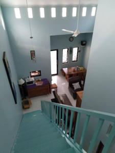 ein Wohnzimmer mit einer Treppe und einem Wohnzimmer in der Unterkunft KJ Blue House Senggigi in Senggigi 
