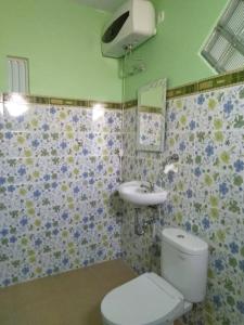 łazienka z toaletą i umywalką w obiekcie KJ Blue House Senggigi w mieście Senggigi