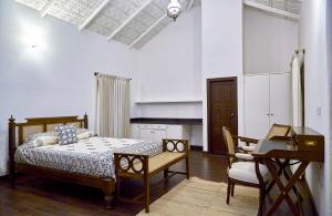 1 dormitorio con cama, escritorio y piano en Hirvate Estate / Crawford House, en Hassan
