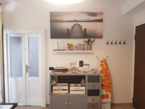 Faggeto Lario にあるLe Finestre sul Lagoのキャビネット付きの客室で、壁にテレビが備わります。