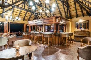 Salon ili bar u objektu Epacha Game Lodge & Spa