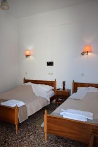 ティロスにあるOceanis Hotelのベッド2台が隣同士に設置された部屋です。