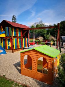 uma casa de brincar com um telhado verde num parque infantil em Villa Gold em Nová Lesná