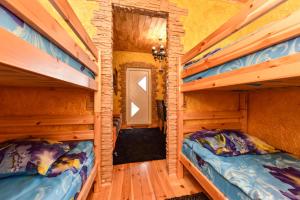 Katil dua tingkat atau katil-katil dua tingkat dalam bilik di Zelta pirts Guest House