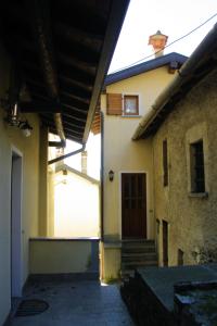 an alley with a door and stairs in a building at Agriturismo Runchee in Vercana
