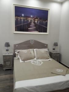 um quarto com uma cama com uma fotografia na parede em veronica's b&b em Lesina