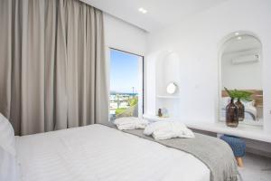 Posteľ alebo postele v izbe v ubytovaní Ammos Luxury Suites + 37 fotografií