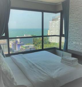 パタヤ・セントラルにあるthe base central pattaya seaviewの大きな窓のある部屋のベッド