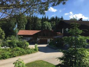 a house with a flag in front of it at Ferienwohnung Hubertus in Bischofsmais