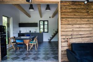 a kitchen and dining room with a table and chairs at Tu, Tam i Tamten Domek in Wojtyniów