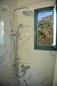 una doccia in un bagno con finestra di Anna Studios a Pythagóreion Altre 32 foto