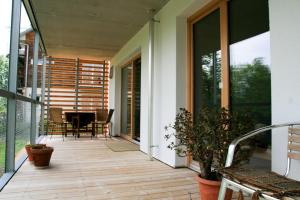 una veranda riparata con tavolo e sedie di Ferien am Wolfsbach a Lindau