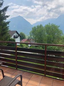 balcón con banco y vistas a las montañas en Retro apartments Kaninska vas en Bovec