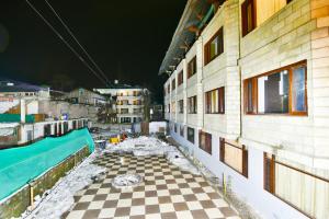 Piscina a Kapoor Resort by DLS Hotels o a prop