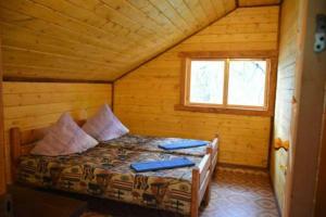 En eller flere senger på et rom på Green House at Teletskoye Lake
