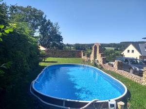 uma piscina no quintal de uma casa em Apartmán Eliška em Kuks