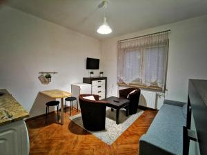 mały salon ze stołem i krzesłami w obiekcie Krakow Centrum Gurgacza Apartments w Krakowie