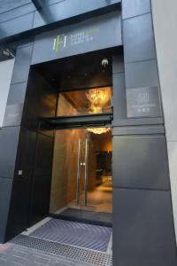香港的住宿－旭逸酒店(旺角)，带有旋转门的建筑物入口
