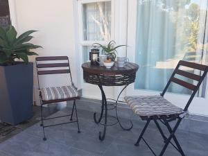 two chairs and a table and a table and two chairs at Aloe @ the Sea in Mossel Bay