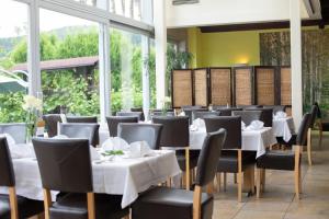 jadalnia z białymi stołami i krzesłami w obiekcie Hotel Zum Goldenen Hirschen w mieście Freistadt