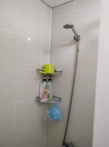 een douche in een badkamer met een douchekop bij Ameer Condotel @ Parkside Villa in Manilla