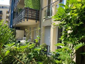 an apartment building with a balcony and a patio at Sonnige Wohnung im Zentrum mit Terrasse u Tiefgarage - Netflix & Prime in Leipzig