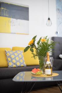 a table with a bottle of champagne and a vase of flowers at Hotel Zum Goldenen Hirschen in Freistadt