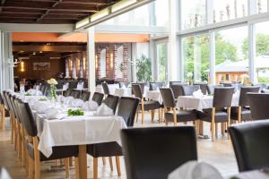 Restauracja lub miejsce do jedzenia w obiekcie Hotel Zum Goldenen Hirschen