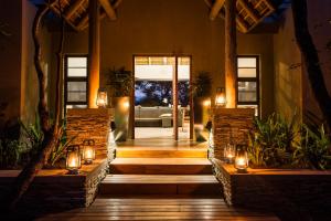 uma casa com um corredor com luzes e uma porta em Moya Safari Lodge & Villa em Hoedspruit