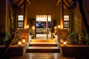una casa con un corridoio con luci e una porta di Moya Safari Lodge & Villa a Hoedspruit