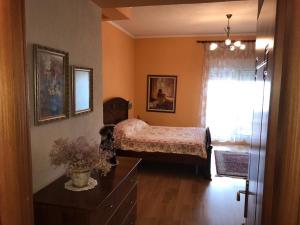 1 dormitorio con 1 cama, vestidor y ventana en Lake view apartment! 200m2, en Pogradec
