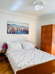 um quarto com uma cama e um quadro na parede em Apartment Ivica em Trogir