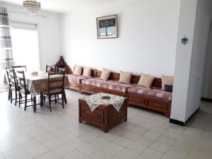 uma sala de estar com um sofá e uma mesa em Bel appartement face à la méditerranée em Bizerte