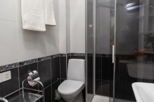 łazienka z toaletą i przeszklonym prysznicem w obiekcie Alionas home w mieście Tbilisi City +10 zdjęć