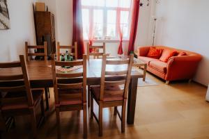 - un salon avec une table, des chaises et un canapé dans l'établissement TATRYSTAY Apartment Milo, à Nový Smokovec