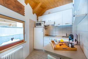 Albergo Diffuso Ravasclettoにあるキッチンまたは簡易キッチン