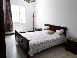 Un dormitorio con una cama con dos ositos de peluche. en Bel appartement face à la méditerranée, en Bizerte