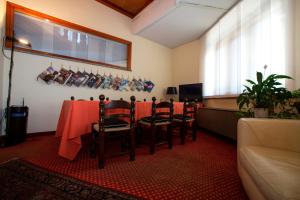 Sala de conferencias con mesa, sillas y sofá en Hotel I Diamanti, en Garlasco