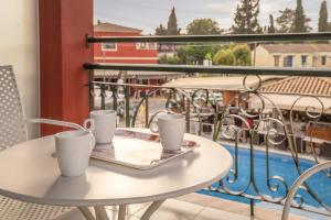 Bazén v ubytování OPERA BLUE Hotel Gouvia Corfu nebo v jeho okolí