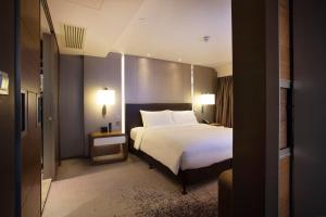 Postel nebo postele na pokoji v ubytování Royal Plaza Hotel