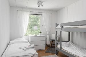 een slaapkamer met 2 stapelbedden en een raam bij Apartments Borg Ankkurikari in Pori
