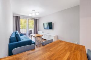 Televízia a/alebo spoločenská miestnosť v ubytovaní Apartamenty Cypel Helski
