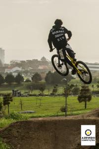 un hombre haciendo un truco en una bicicleta en el aire en Nelocas House, en Ponta Delgada 8 fotos más