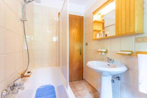 ラヴァスクレットにあるAlbergo Diffuso Ravasclettoの洗面台、シャワー、トイレ付きのバスルーム
