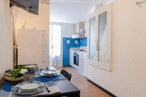 una cucina con tavolo e una cucina blu e bianca di ALTIDO Flat for 4, close to 2 Beaches, Sestri Levante a Sestri Levante