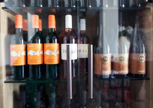 - un bouquet de bouteilles de vin sur une étagère dans l'établissement Apartments The Art House, à Škofljica