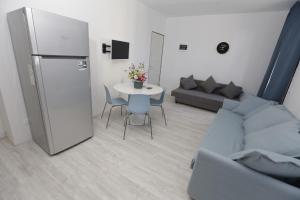 - un salon avec un canapé et une table dans l'établissement Appartamenti Feel Good, à Rimini