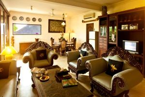 sala de estar con sofás y mesa en Palm Garden Hotel en Sanur