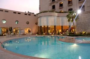 
Der Swimmingpool an oder in der Nähe von Mövenpick Hotel Jeddah
