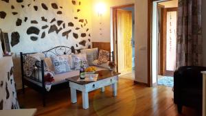een woonkamer met een bank en een tafel bij Casa Primavera in Genovés